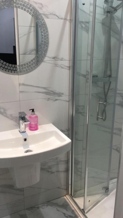 Grand Bleu - London - Next To Piccadilly Line Tube Station & Brand New Facilities Hotel Eksteriør billede