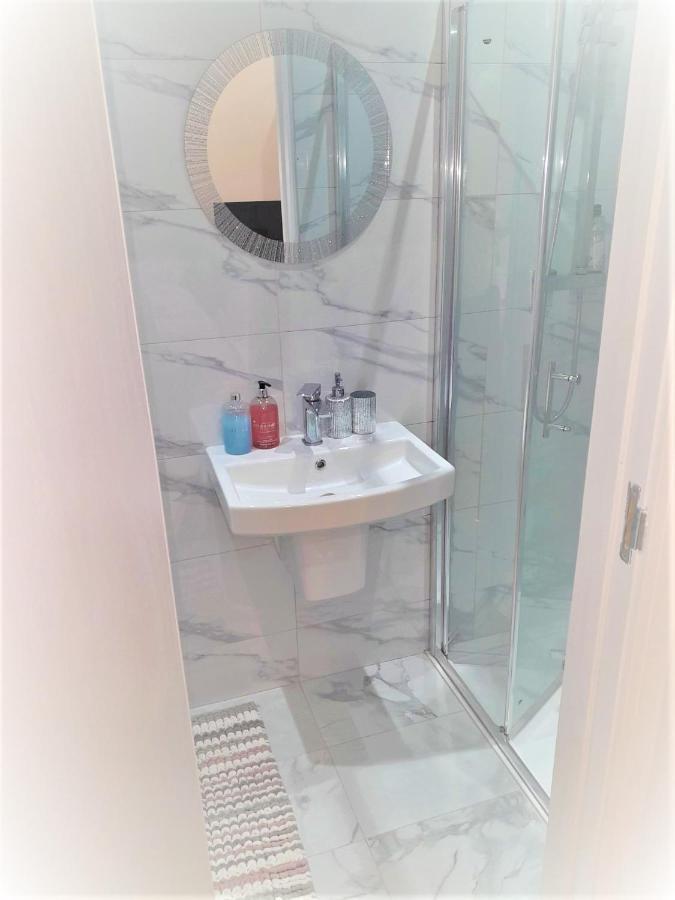 Grand Bleu - London - Next To Piccadilly Line Tube Station & Brand New Facilities Hotel Eksteriør billede
