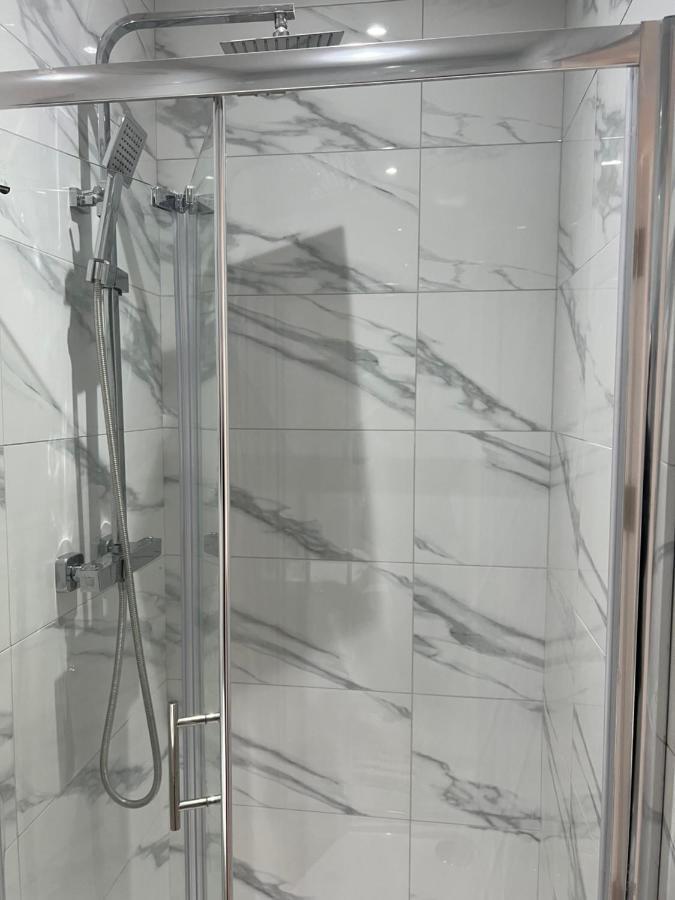 Grand Bleu - London - Next To Piccadilly Line Tube Station & Brand New Facilities Hotel Eksteriør billede