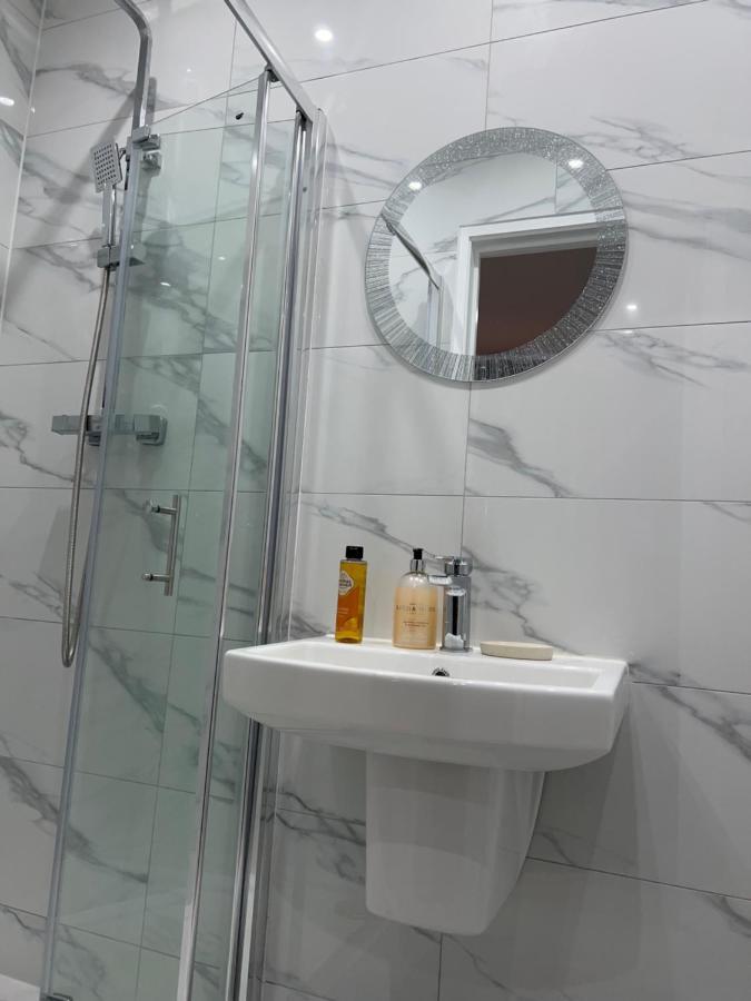 Grand Bleu - London - Next To Piccadilly Line Tube Station & Brand New Facilities Hotel Eksteriør billede