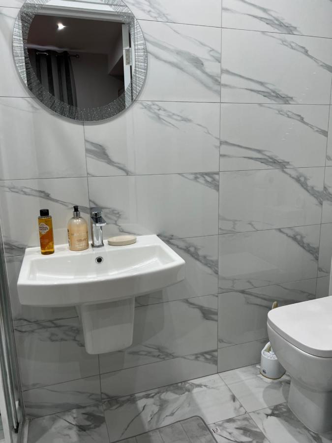 Grand Bleu - London - Next To Piccadilly Line Tube Station & Brand New Facilities Hotel Eksteriør billede