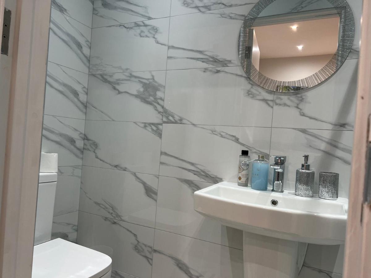 Grand Bleu - London - Next To Piccadilly Line Tube Station & Brand New Facilities Hotel Eksteriør billede