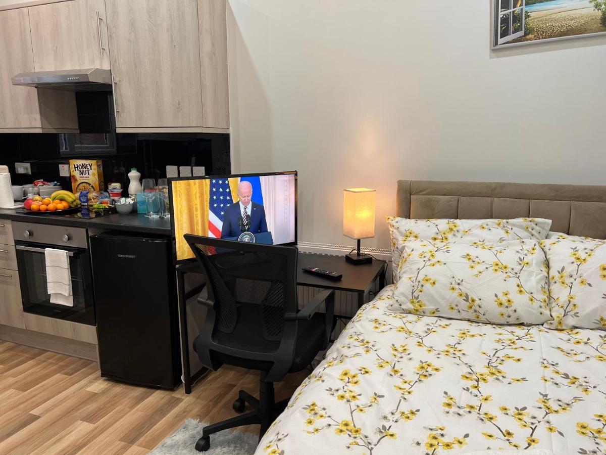 Grand Bleu - London - Next To Piccadilly Line Tube Station & Brand New Facilities Hotel Eksteriør billede