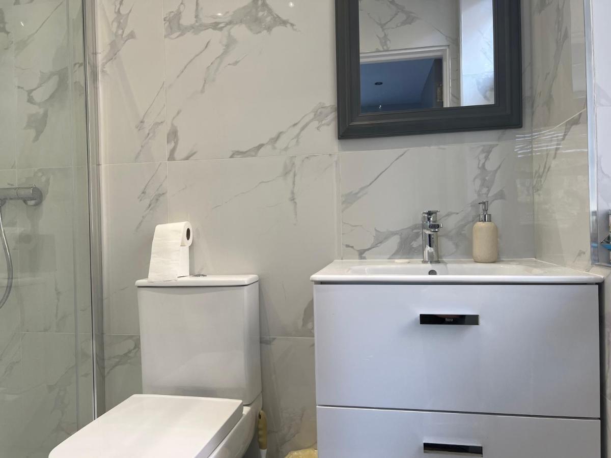 Grand Bleu - London - Next To Piccadilly Line Tube Station & Brand New Facilities Hotel Eksteriør billede