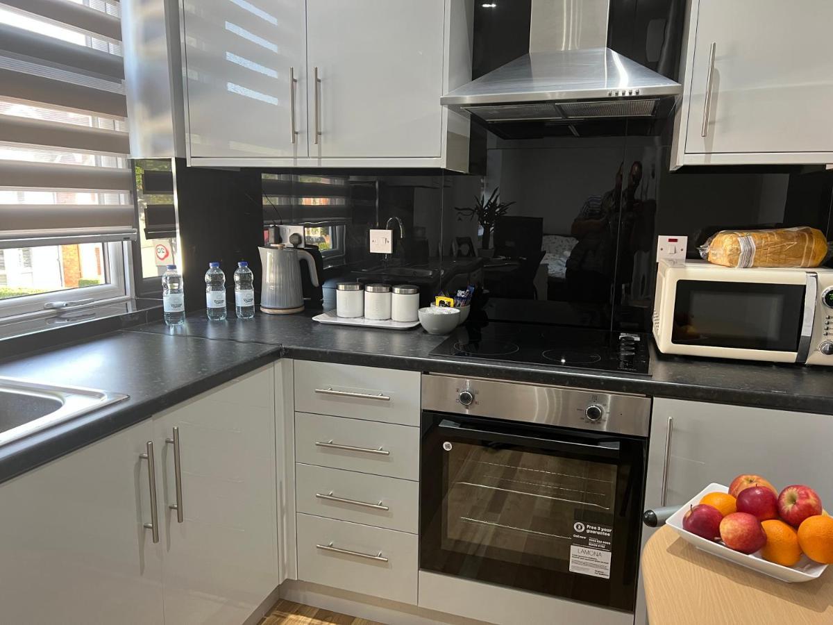 Grand Bleu - London - Next To Piccadilly Line Tube Station & Brand New Facilities Hotel Eksteriør billede