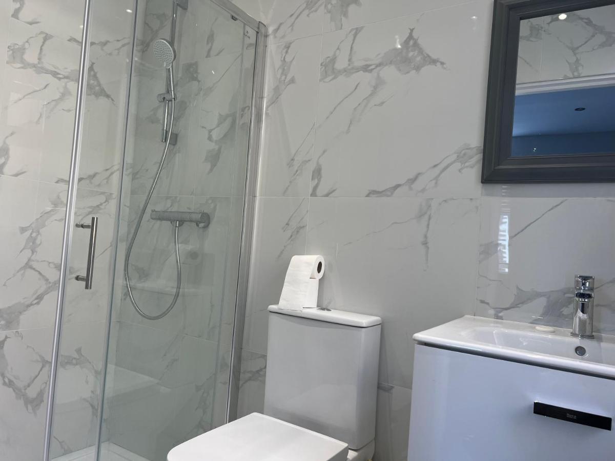 Grand Bleu - London - Next To Piccadilly Line Tube Station & Brand New Facilities Hotel Eksteriør billede