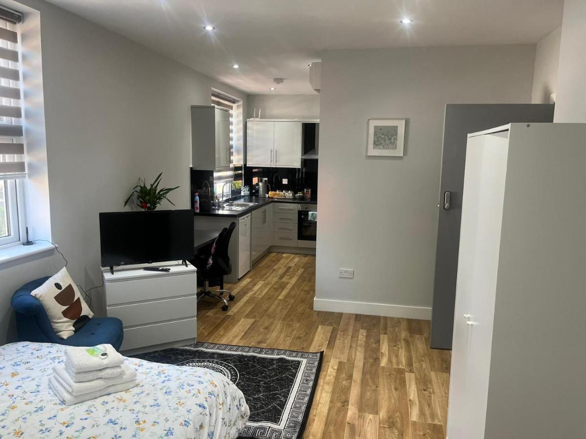 Grand Bleu - London - Next To Piccadilly Line Tube Station & Brand New Facilities Hotel Eksteriør billede