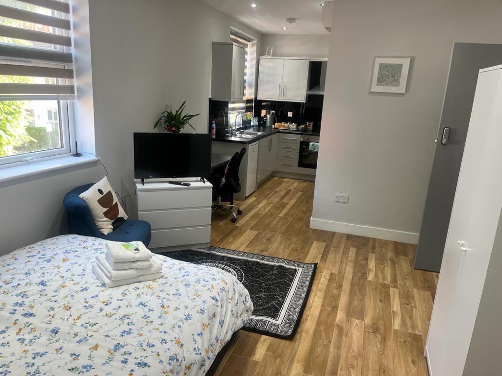 Grand Bleu - London - Next To Piccadilly Line Tube Station & Brand New Facilities Hotel Eksteriør billede